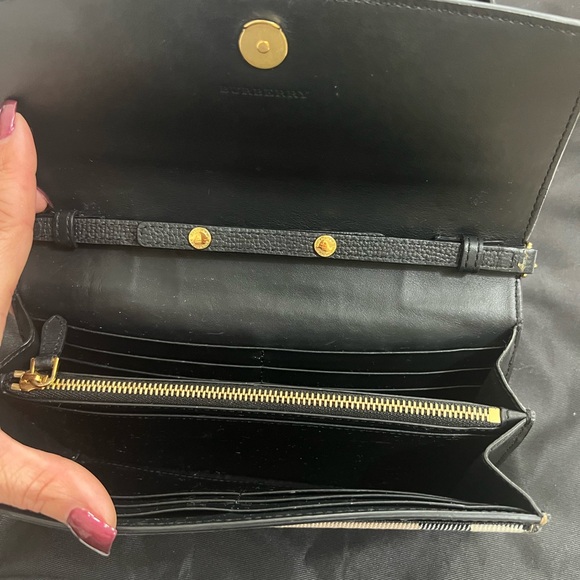 This Burberry Henley Coca Check
Derby Leather Convertible Chain bag - Picture 2 of 14